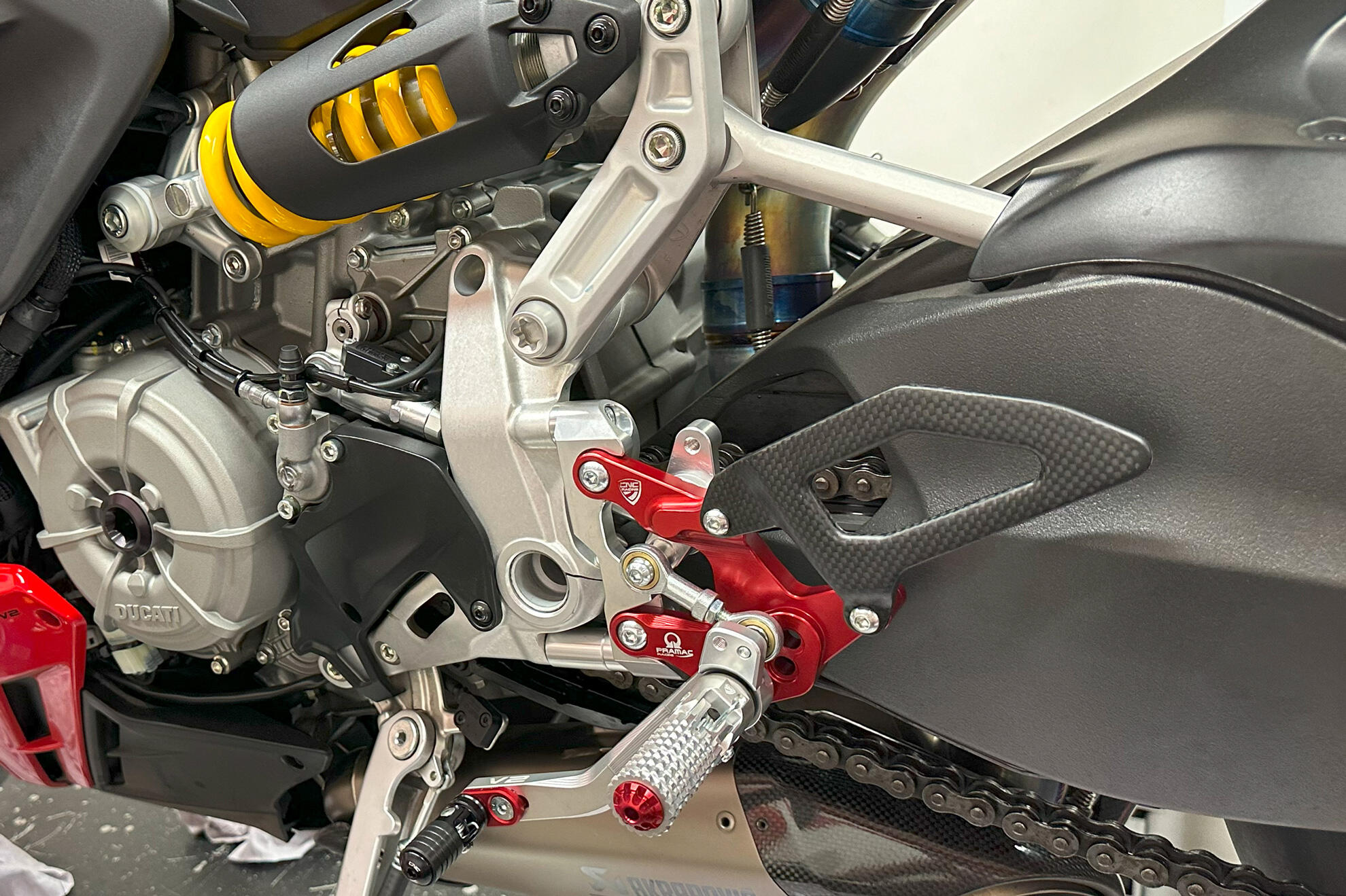 Motion Revive Series krガタック エクステンダー プラメカ Adjustable rearsets Ducati Streetfighter V2 - Pramac racing