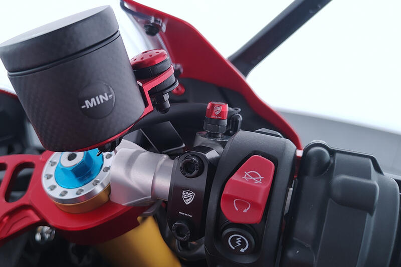 Cavallotto per Pompe Brembo &ndash; Senza Foro Specchio, Alluminio Anodizzato, Plug & Play