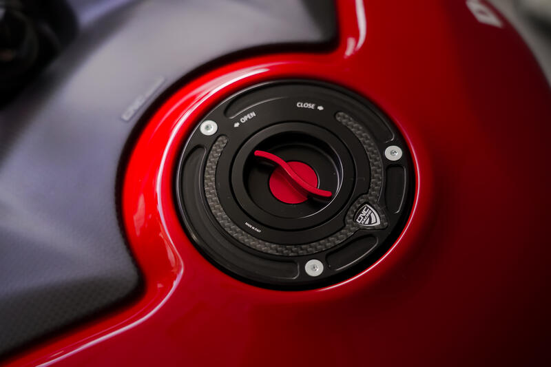 Fuel tank cap - flange Carbon