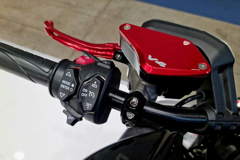 Front brake and clutch fluid reservoir caps Ducati Diavel V4 - Touch bicolor
