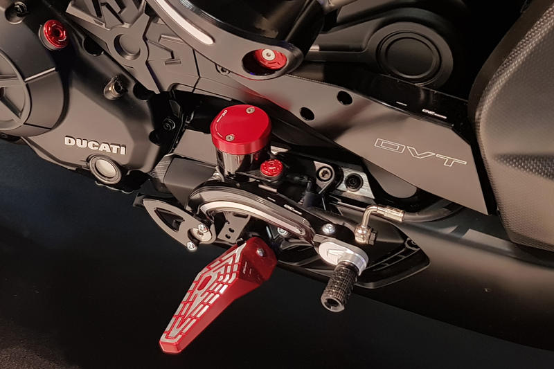 Screw rear brake fluid tank