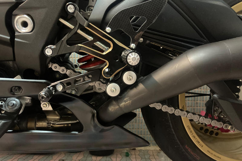 Kit supporto scarico Arrow per MV Agusta Superveloce con pedane PE227