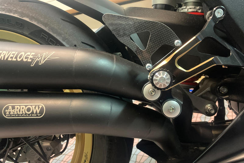 Kit supporto scarico Arrow per MV Agusta Superveloce con pedane PE227