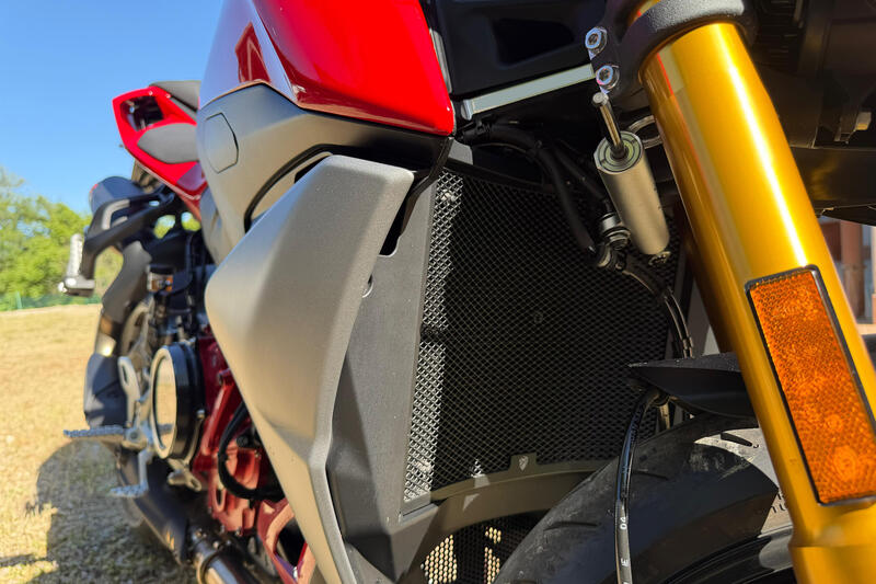 Radiator guard Ducati Streetfighter V2 MY2025 and Hypermotard V2 MY2026
