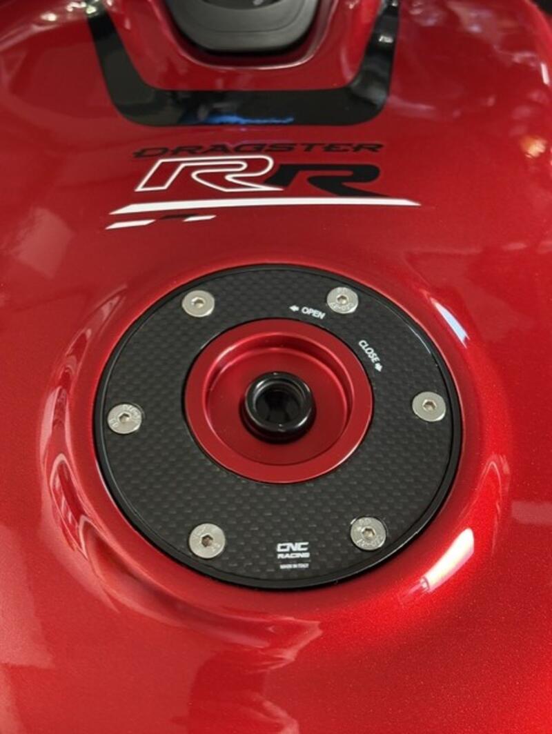 Tappo serbatoio carburante con flangia in carbonio