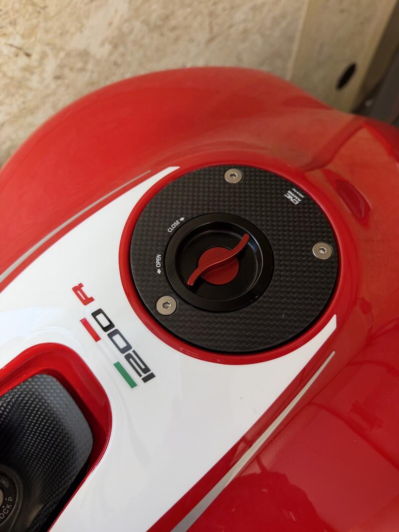 Fuel tank cap with flange carbon fiber