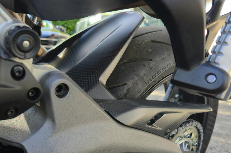 Parafango posteriore con paracatena superiore in carbonio per Ducati Streetfighter e Monster V2 MY2025