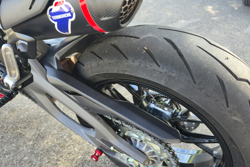 Parafango posteriore con paracatena superiore in carbonio per Ducati Streetfighter e Monster V2 MY2025