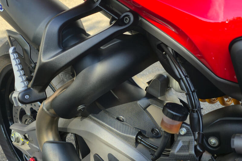 Parafango posteriore con paracatena superiore in carbonio per Ducati Streetfighter e Monster V2 MY2025