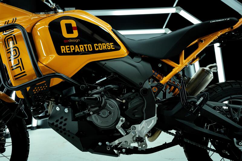 Cover pignone in carbonio Ducati Desert X e Monster 937