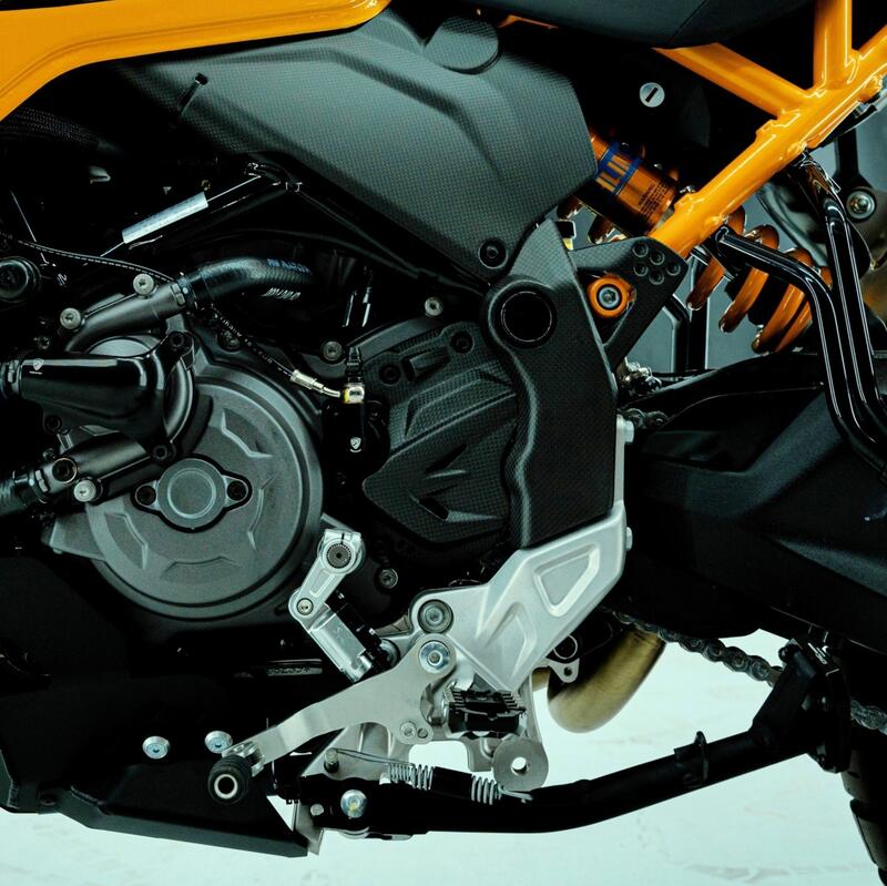 Cover pignone in carbonio Ducati Desert X e Monster 937