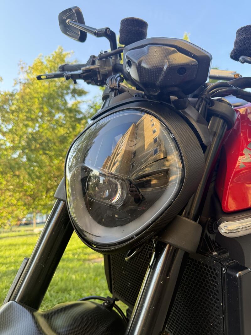 Headlight trim Ducati Monster 937 - Carbon