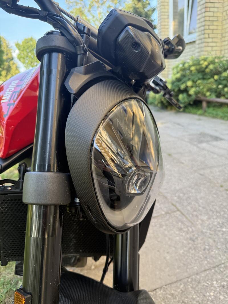 Headlight trim Ducati Monster 937 - Carbon