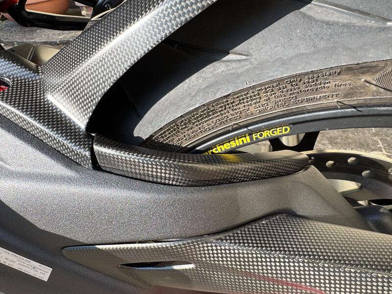 Passacavi forcellone in carbonio Ducati Multistrada V4 Pikes Peak e RS