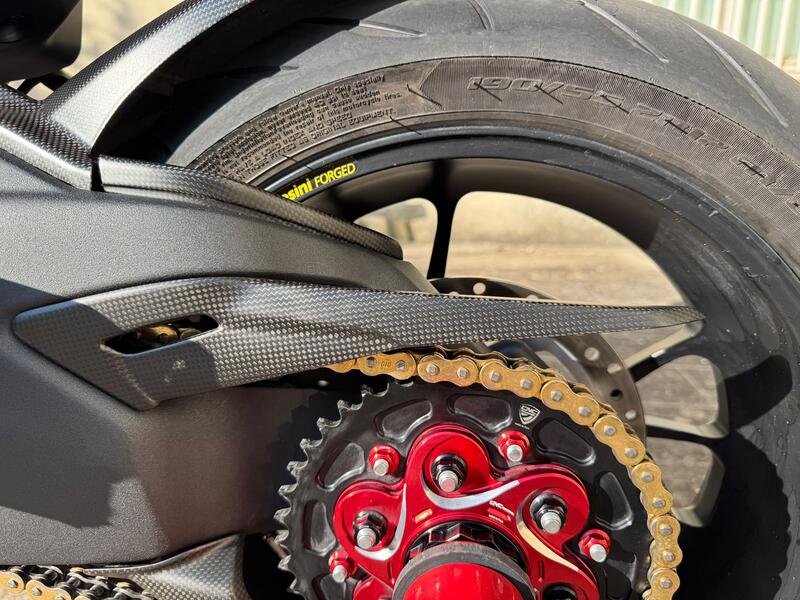 Passacavi forcellone in carbonio Ducati Multistrada V4 Pikes Peak e RS