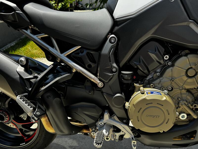 Frame side plates lower covers carbon no hole Ducati Multistrada V4