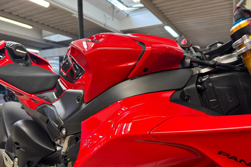 Tank lower covers left and right Ducati Panigale V4 - Carbon