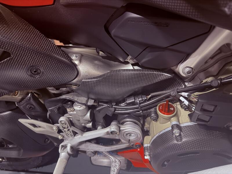 Paracalore Pedana Lato Freno in Carbonio per Scarico Racing Akrapovič &ndash; Ducati Panigale V4 MY 2025
