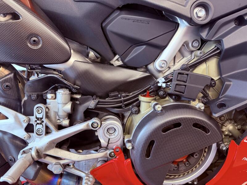 Paracalore Pedana Lato Freno in Carbonio per Scarico Racing Akrapovič &ndash; Ducati Panigale V4 MY 2025