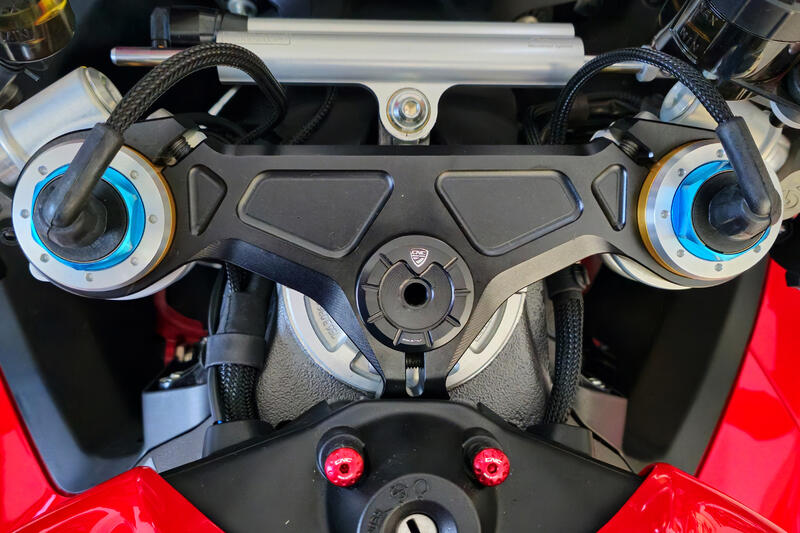 Triple clamps - top plate nut cap Ducati Black
