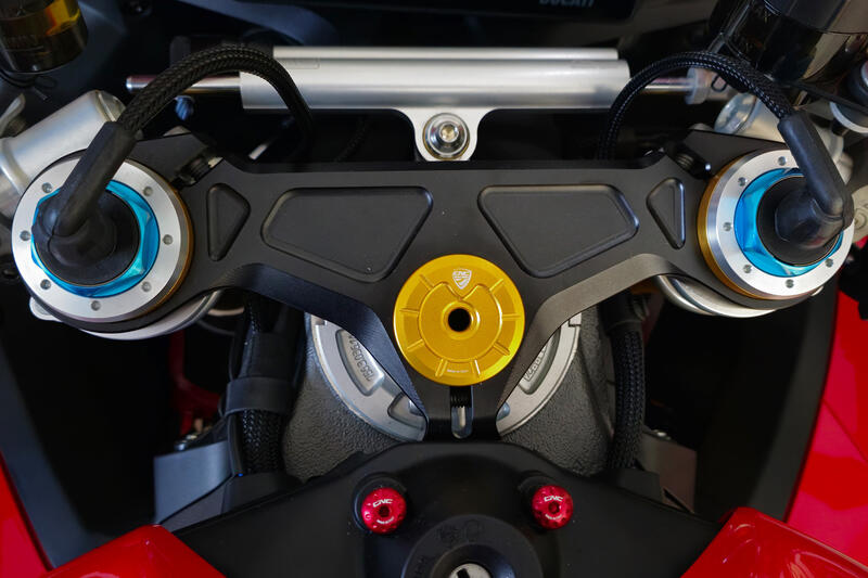 Triple clamps - top plate nut cap Ducati Gold